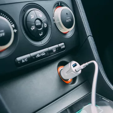  Autós szivargyújtó adapter 2 USB aljzattal - 2,4 A - Fehér