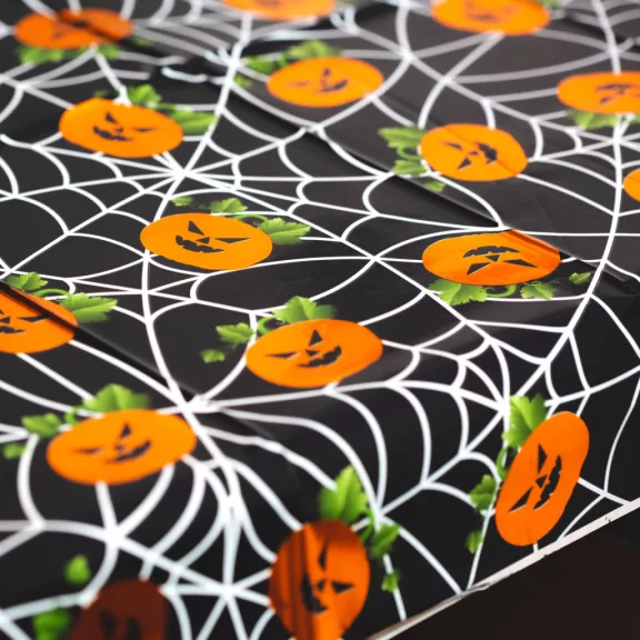 Halloween-i asztalterítő - alumínium hatású - 137 x 183 cm - tök, pókháló Halloween-i asztalterítő - alumínium hatású - 137 x 183 cm - tök, pókháló