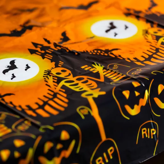 Halloween-i asztalterítő - alumínium hatású - 137 x 183 cm - sírköves Halloween-i asztalterítő - alumínium hatású - 137 x 183 cm - sírköves