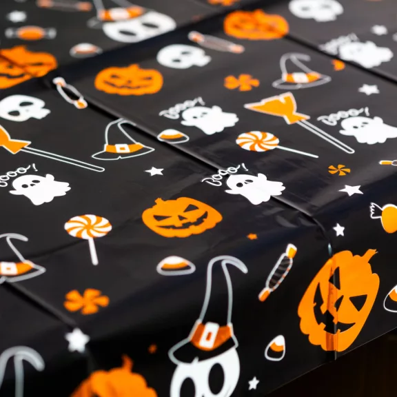 Halloween-i asztalterítő - alumínium hatású - 137 x 183 cm - apró motívumos Halloween-i asztalterítő - alumínium hatású - 137 x 183 cm - apró motívumos