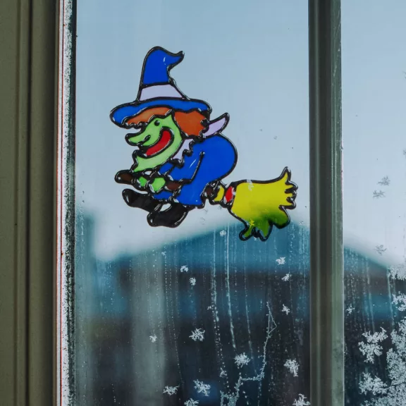 Halloween-i ablakdekor - színes boszorkány Halloween-i ablakdekor - színes boszorkány