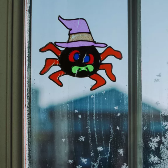 Halloween-i ablakdekor - színes, csillámos pók Halloween-i ablakdekor - színes, csillámos pók