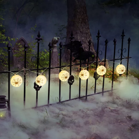 Halloween-i lampion fényfüzér - pókos, fehér - 7,5 x 165 cm - 2 x AA elemes Halloween-i lampion fényfüzér - pókos, fehér - 7,5 x 165 cm - 2 x AA elemes