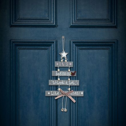 Karácsonyi ajtódísz fából - akasztóval - 17 x 30 cm - fehér 58246A