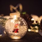 LED-es fényfüggöny - hógömb mikulással - 2,7 x 0,75 m - 110 melegfehér LED - IP44