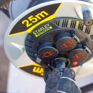   STANLEY SXECCM2FASE kültéri fém kábeldob, 25 m, IP44-es védelem, kábelvezető, masszív fém dob és láb, H07RN-F 3G1,5 mm2 kábel, max. 3000 W