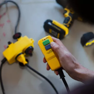   STANLEY SXECCR25AJE 4-es elosztó kapcsolóval, 5 m, IP44-es védelem, RCD dugóval áramütés és elektromos tűz ellen, H07RN-F 3G1,5 mm2 kábel, 