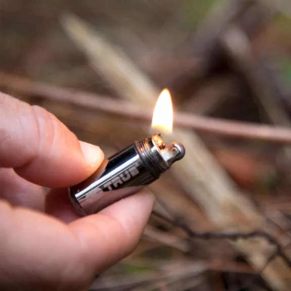 True Utility Firestash, TU262K, vízálló öngyújtó, krómozott cink, hagyományos öngyújtóbenzin True Utility Firestash, TU262K, vízálló öngyújtó, krómozott cink, hagyományos öngyújtóbenzin