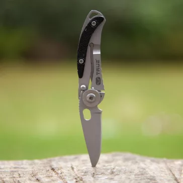  True Utility Skeletonknife, TU571K, 4 cm rozsdamentes acél penge, eloxált alumínium tok, karabiner rögzítési pont, jobb és balkezes