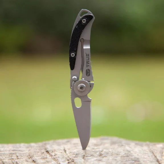 True Utility Skeletonknife, TU571K, 4 cm rozsdamentes acél penge, eloxált alumínium tok, karabiner rögzítési pont, jobb és balkezes True Utility Skeletonknife, TU571K, 4 cm rozsdamentes acél penge, eloxált alumínium tok, karabiner rögzítési pont, jobb és balkezes