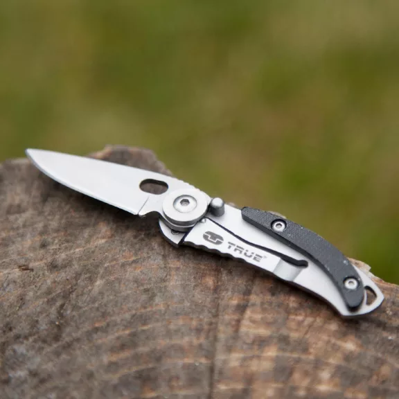 True Utility Skeletonknife, TU571K, 4 cm rozsdamentes acél penge, eloxált alumínium tok, karabiner rögzítési pont, jobb és balkezes True Utility Skeletonknife, TU571K, 4 cm rozsdamentes acél penge, eloxált alumínium tok, karabiner rögzítési pont, jobb és balkezes