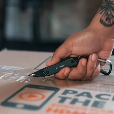   True Utility Modern Keychain Knife, TU7060N, 4 cm rozsdamentes acél penge, multifunkcionális, eloxált alumínium markolat