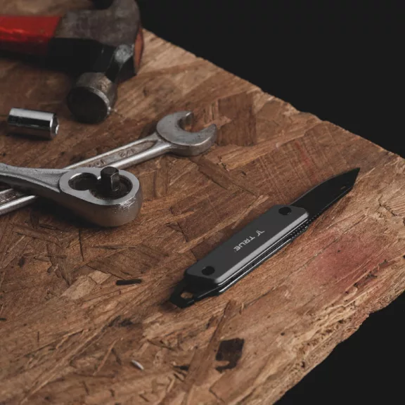 True Utility Modern Keychain Knife, TU7060N, 4 cm rozsdamentes acél penge, multifunkcionális, eloxált alumínium markolat