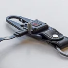 True Utility Cliplite, TU918, kulcstartó karabiner, tölthető lámpa, 4 funkció, 47 lm COB LED, Li-ion, marhabőr szíj, rozsdamentes acélváz